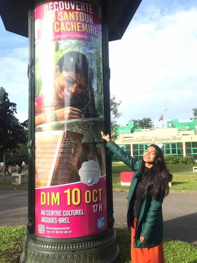Umadevi Nageswara Rao devant la colonne Morris annonçant la première du 10 octobre 2021 à Villebon-sur-Yvette