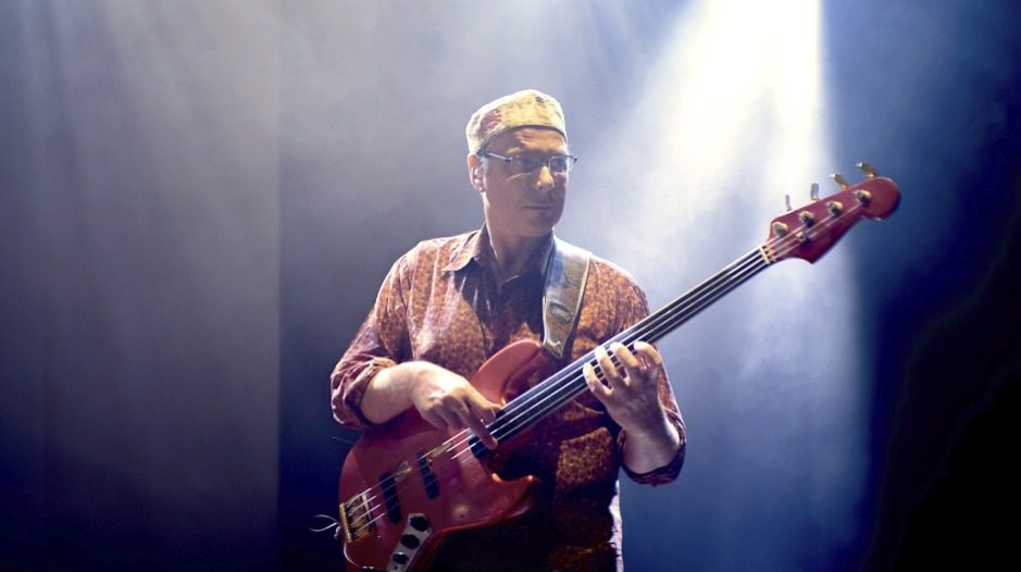 Patrick Chartol à la basse fretless, dans un faisceau de lumière bleue