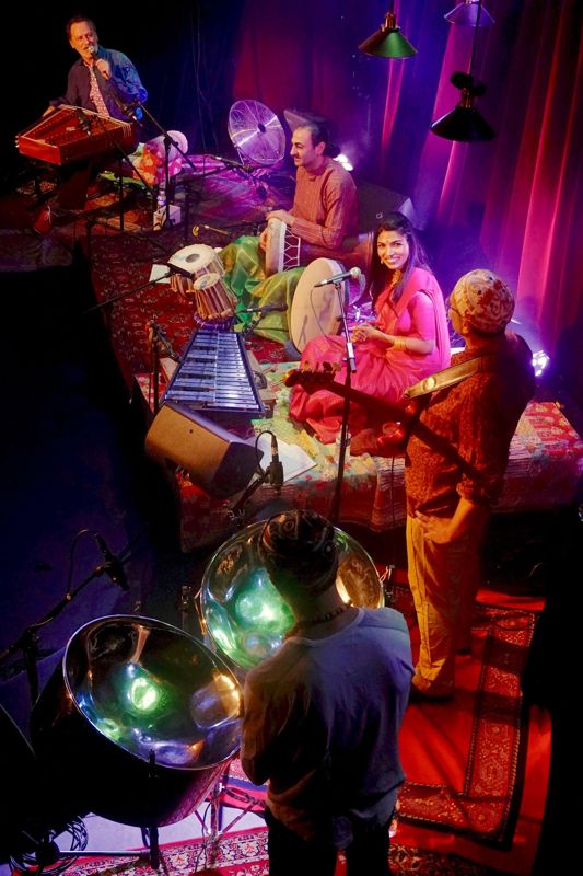 Le quintette au complet sur scène, steeldrum au premier plan